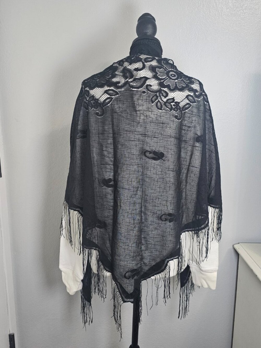 NWOT Unbranded 3 PC Bundle Floral Lace Fringe Shawls - Boho Bikini Cover Up Set - Picture 4 of 7